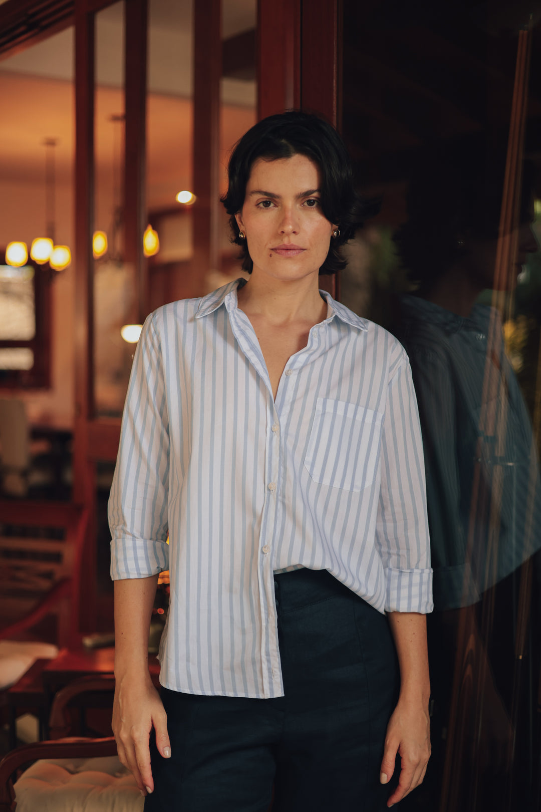 Camisa de Algodão Elis listrada azul com calça marinho, vista frontal