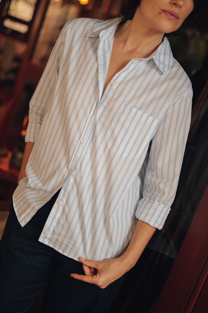 Camisa de Algodão Elis listrada azul, detalhe do bolso e mangas dobradas